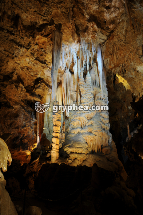 Draperies minérales, stalactites et colonnes dans une grotte - gryphea.org